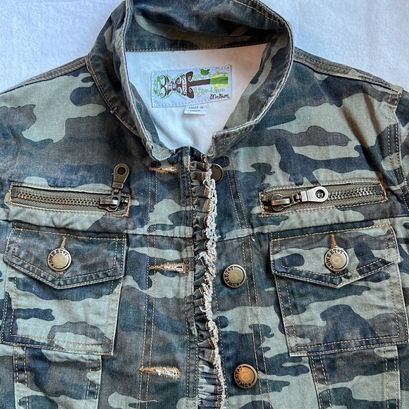 Sweet T women’s cropped camo jean jacket. Lots of detail szM - Picture 3 of 8